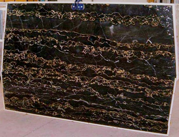 подоконник из мрамора Nero Portoro