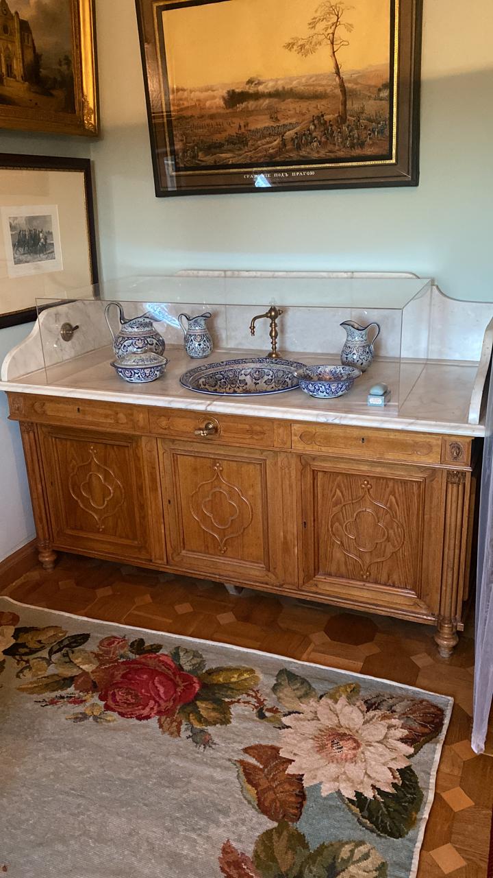 мебельный гарнитур из ясеня с готическим декором