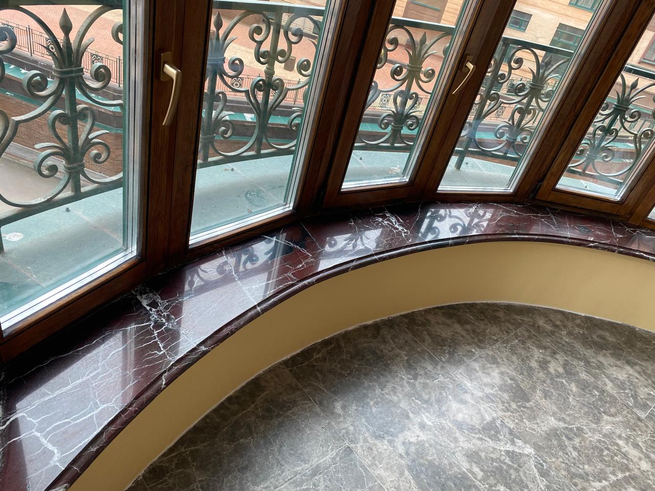 подоконник дуговой из мрамора Rosso Levante