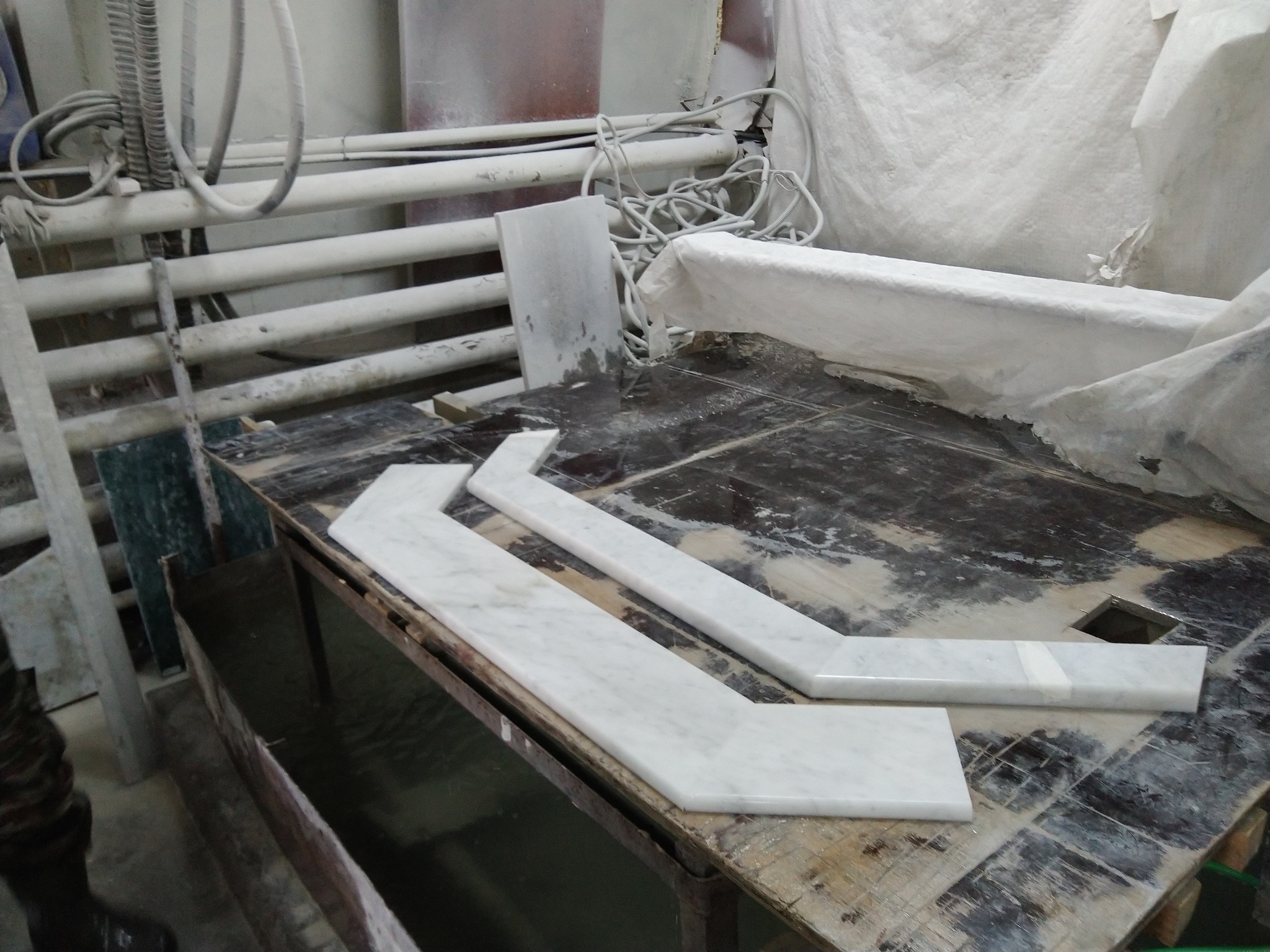 Полка для камина из мрамора