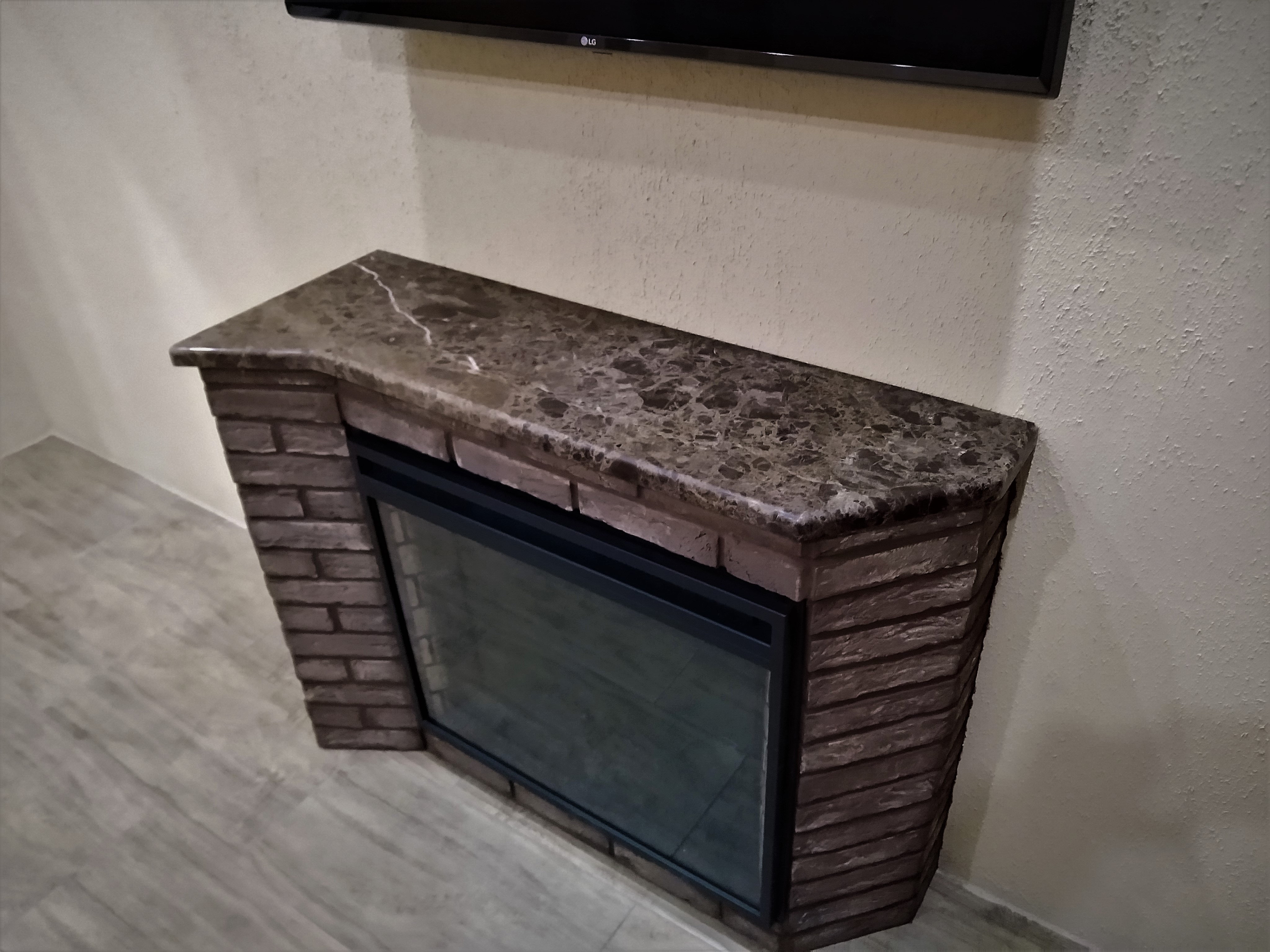 полка камина из мрамора