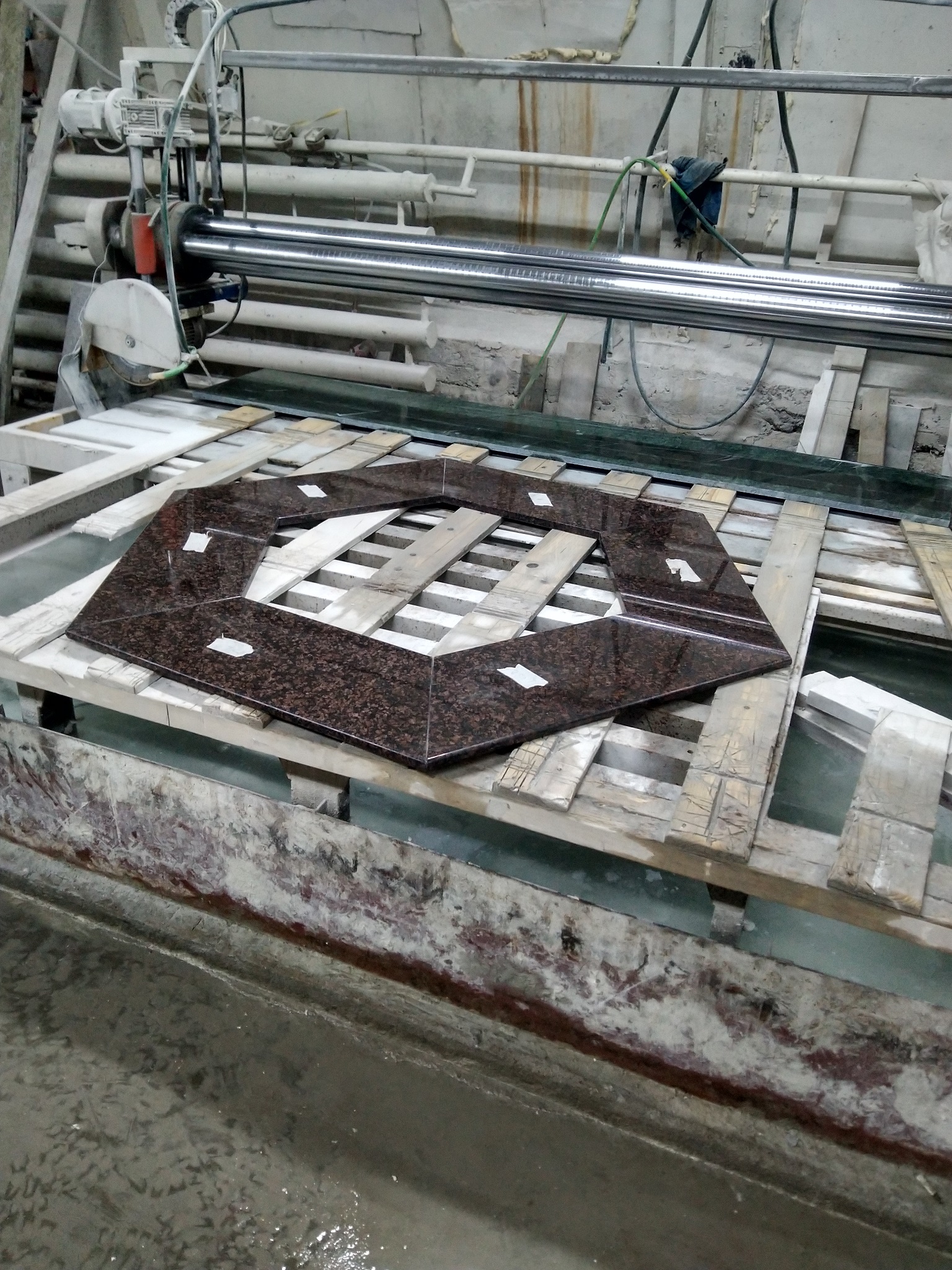 Столешница камина из гранита