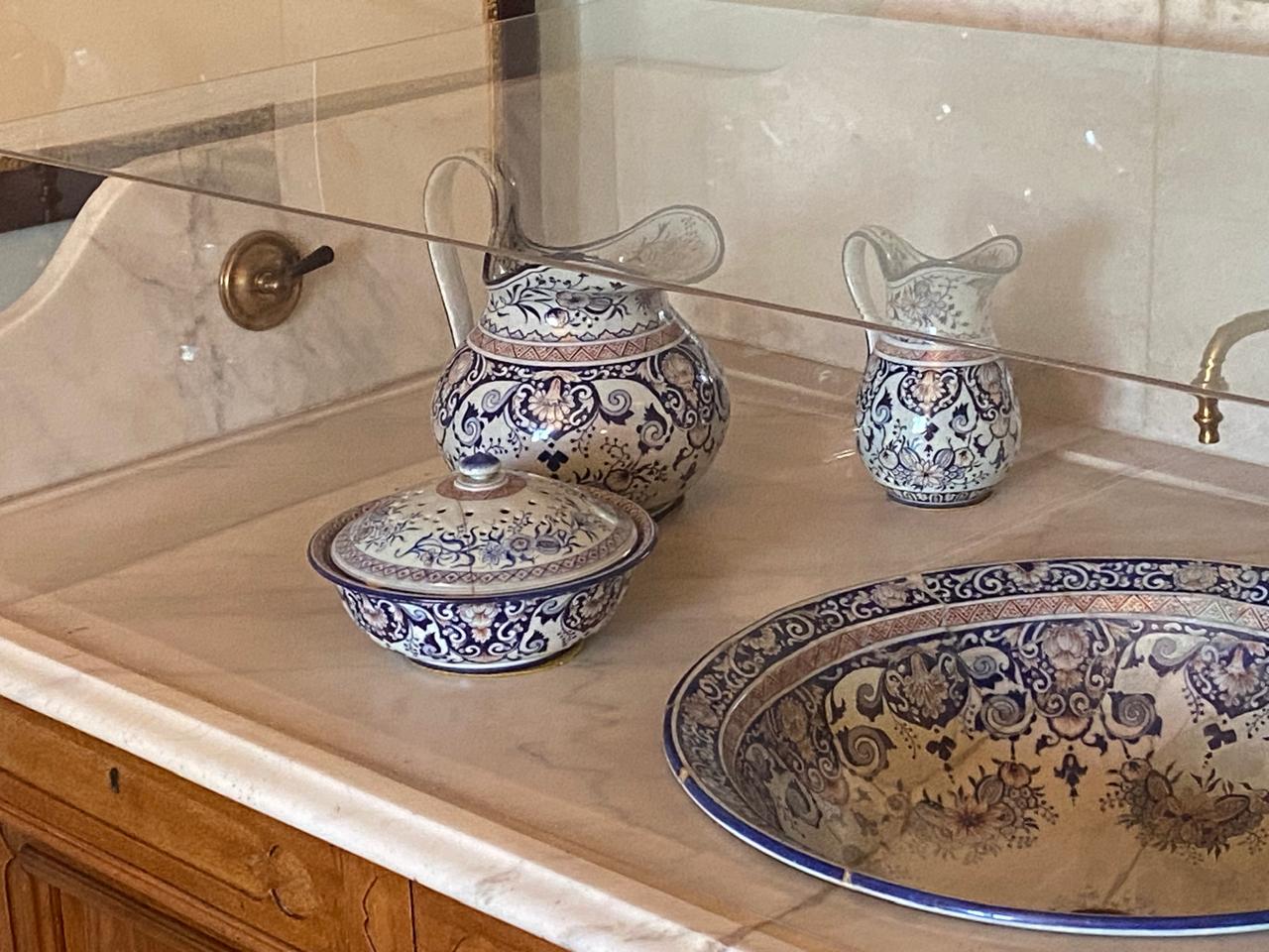 столешница для ванной комнаты с бортиком