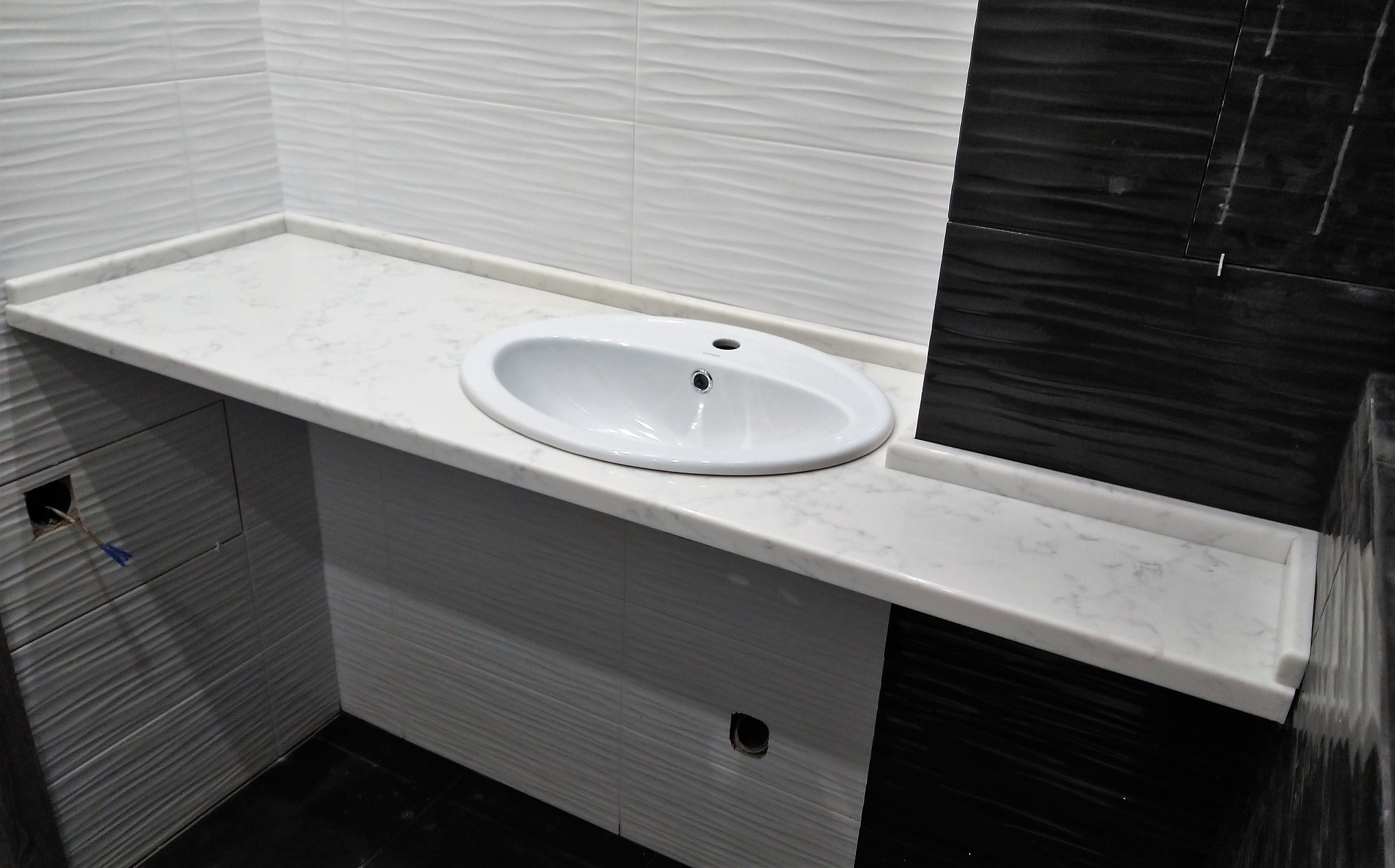 Столешница из Smart Quartz Carrara White в ванной комнате