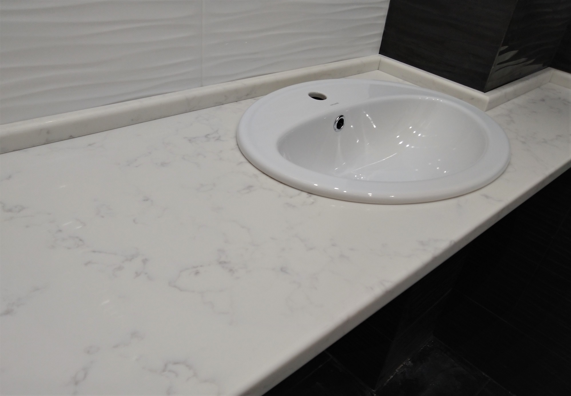 Столешница с плинтусом из Smart Quartz Carrara White для ванной комнаты