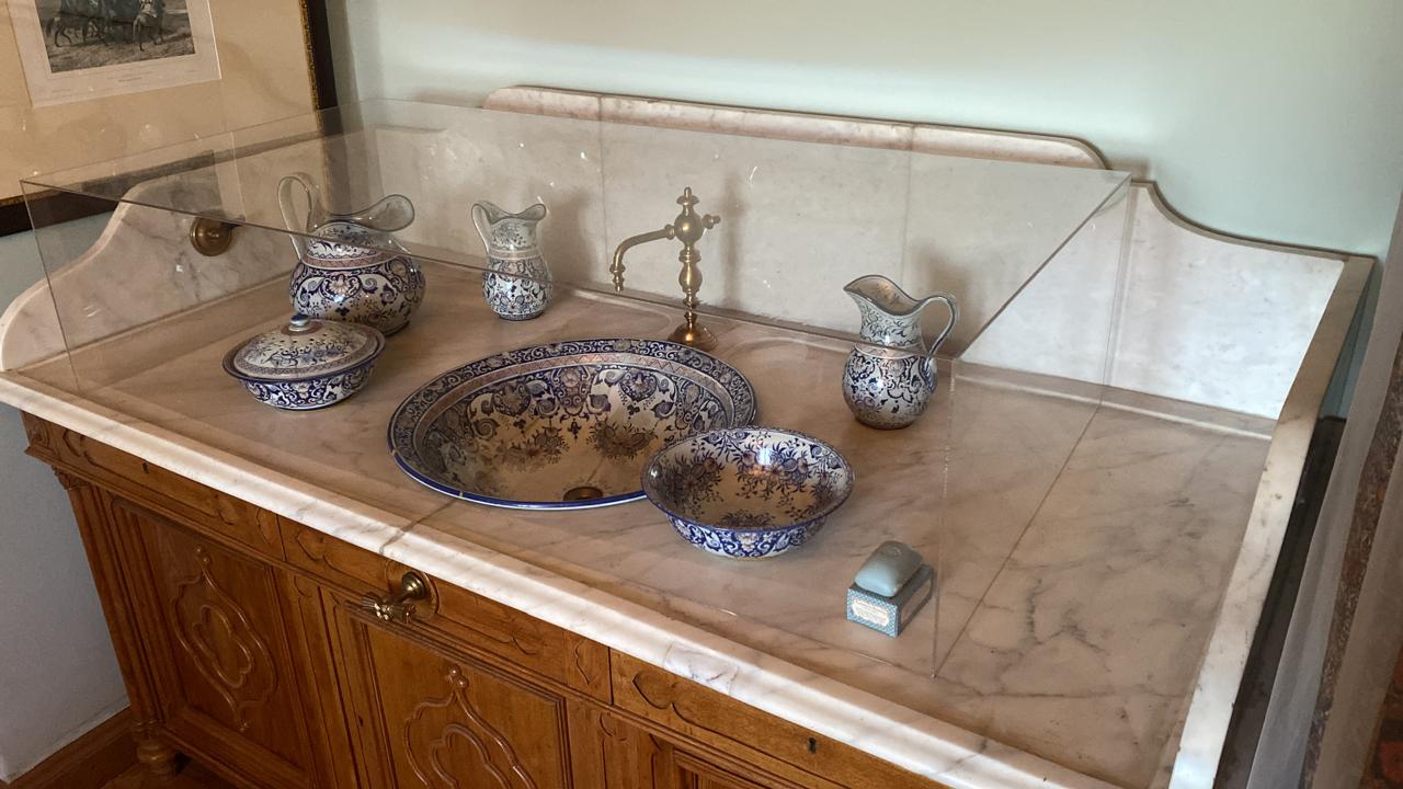 умывальный стол с мраморной столешницей